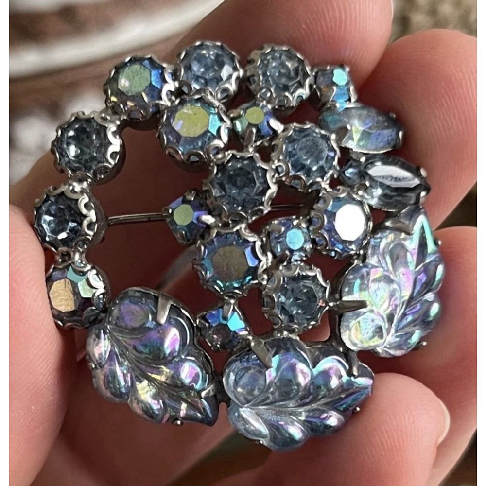Vintage Weiss Blue AB Rhinestone Aurora Borealis Moulded Leaf Round Brooch